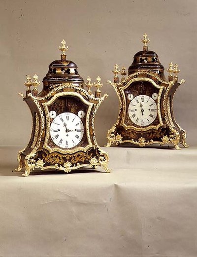 Par de relojes con monturas de ormolu, movimiento por Charles Cabrier, principios del siglo XVIII de French School