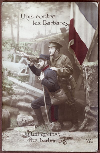 Postal patriótica de la Primera Guerra Mundial, representando a un soldado francés y a un soldado inglés juntos, c.1915 de French School