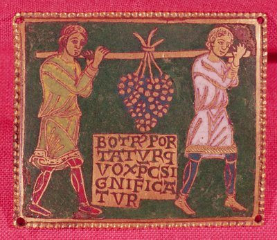 Placa de una cruz que representa a dos hombres llevando las uvas de la tierra prometida, Escuela Mosana de French School