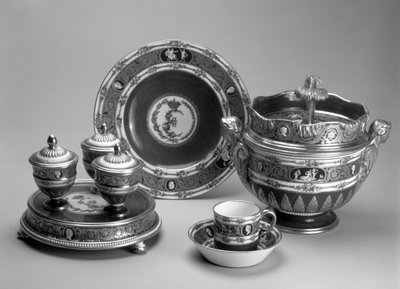 Plat de Menage, plato, taza y platillo y tazón de helado del Servicio Blue Cameo, Sevres, 1778-79 (porcelana de pasta blanda) de French School