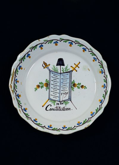 Plato adornado con el Libro de la Constitución, asociado con los Tres Órdenes, 1791 de French School