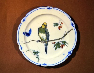 Plato decorado con pájaro, mariposa y flor, manufactura de Bourg-la-Reine de French School