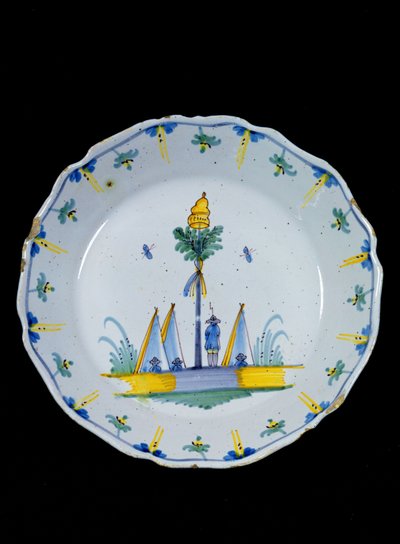 Plato decorado con el Árbol de la Libertad plantado al pie de tres tiendas de French School