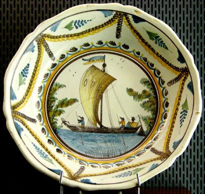 Plato que representa un barco de vela en el Loira, Nevers de French School