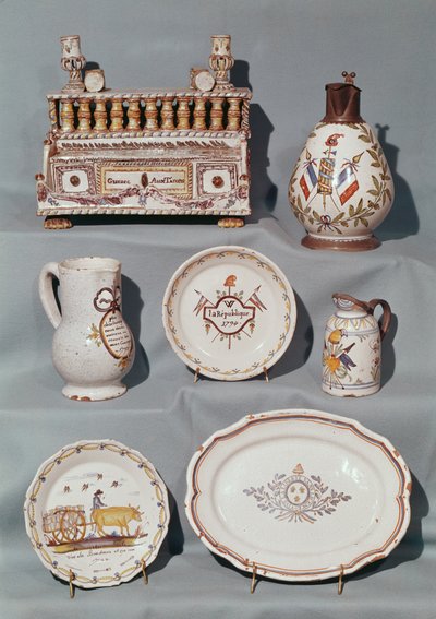 Platos, plato, jarra, tarro de tabaco; estuche de escritura y jarra con inscripciones de motivos y lemas revolucionarios franceses, finales del siglo XVIII de French School