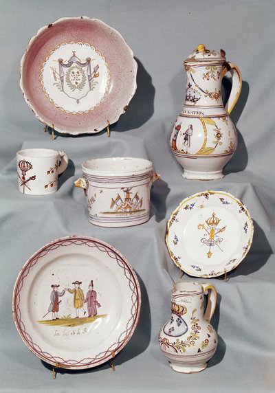 Platos, plato, jarras, taza y écuelle con inscripciones de motivos y lemas del período monárquico temprano de la Revolución Francesa, finales del siglo XVIII de French School