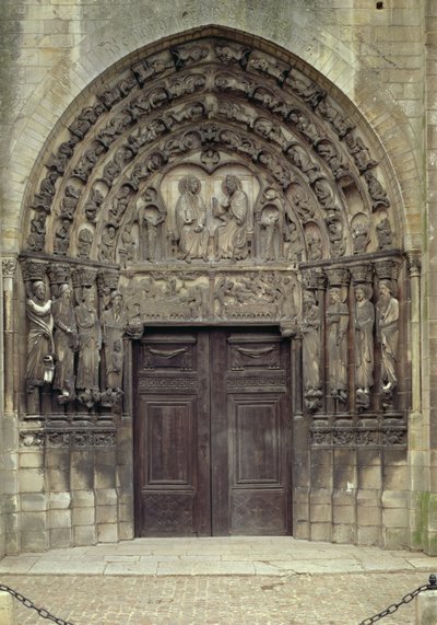 Portal y esculturas circundantes con figuras y escenas bíblicas incluyendo el Entierro de French School