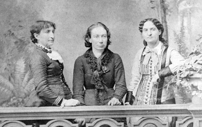 Retrato de Louise Michel entre Marie Ferre y Paule Minck - 1871 - de French School