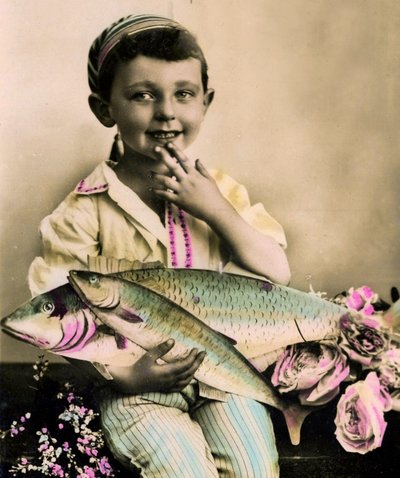 Retrato de un niño sosteniendo un pez c.1898 de French School