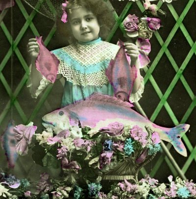 Retrato de una niña sosteniendo peces c.1898 de French School
