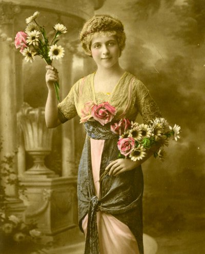 Retrato de una mujer sosteniendo un ramo de flores c.1898 de French School