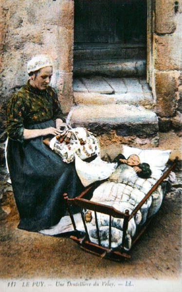 Postal que representa a una encajera de la región de Velay, principios del siglo XX de French School