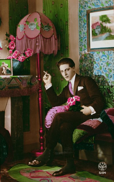 Postal que representa a un joven elegante, c.1930 de French School