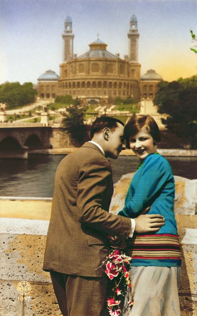 Postal que representa a amantes en París junto al Sena, c.1930 de French School