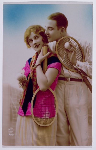 Postal que representa a amantes en una cancha de tenis, c.1930 de French School