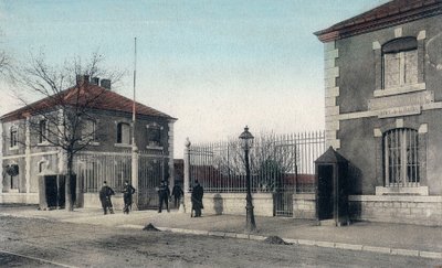 Tarjeta postal que representa el Cuartel de Besancon, c. 1900 (litografía en color) de French School