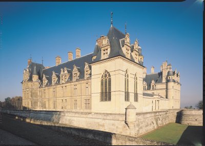Fachada principal y la fachada sur de French School