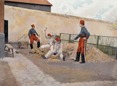 Prisioneros en Biribi (prisioneros rompiendo guijarros) - en “Álbum Militar” - cazadores africanos de French School