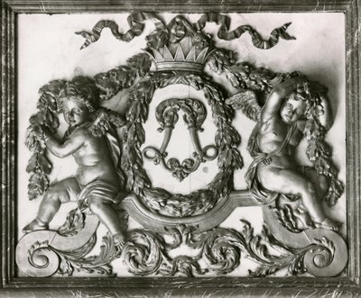 Putti flanqueando la inicial L en la puerta del Salón de los Guardias de la Reina de French School