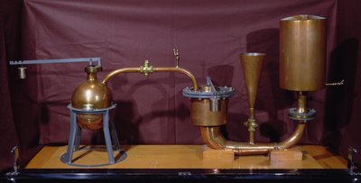 Reconstrucción de una máquina de presión de vapor inventada por Denis Papin (1647-1712) (cobre) de French School