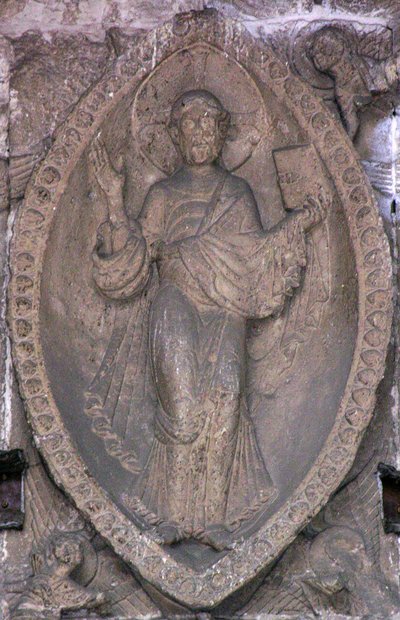 Relieve que representa a Cristo en una mandorla, de la puerta norte de French School