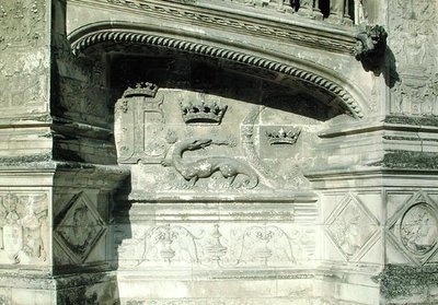 Relieve del Gran Escalier que representa el escudo de armas de Francisco I (1494-1547) con una salamandra de French School