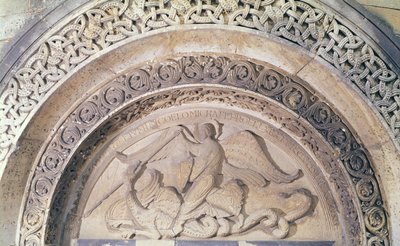 Relieve del tímpano que representa a San Miguel y el dragón de French School