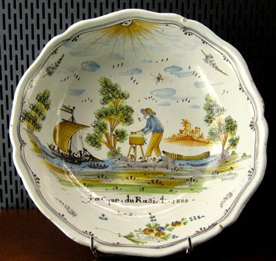 Ensaladera que representa a un artesano y barcos en el Loira, Nevers, 1800 de French School