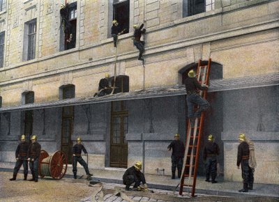Sapeurs Pompiers de París. Tras bambalinas de la escalera. Maniobrar la escalera tras bambalinas es lo más sencillo. Pesa 34 kilos, 0,45 m de ancho, y tiene, desplegada, una altura de 4 metros, está en dos planos, los montantes del segundo están incrustado de French School
