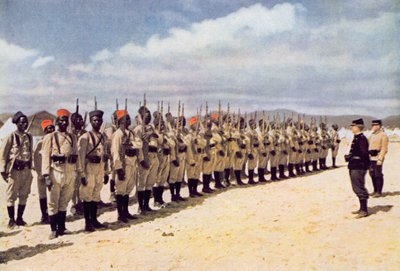 Infantería senegalesa en la playa de Fréjus (después de una fotografía en color), 1915 de French School