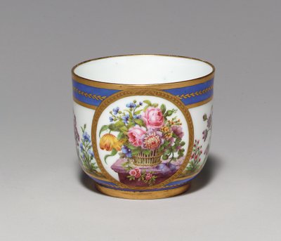 Azucarero Sevres Beau Bleu, marca del pintor para Nicquet, marca del dorador para Vande de French School