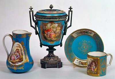 Jarra, taza, urna y plato azul celeste de Sèvres, principios del siglo XVIII de French School