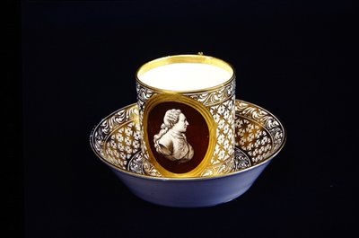 Taza y platillo de Sèvres con una efigie de Luis XVI, c.1775 de French School