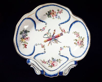 Plato de Sèvres decorado con arco y flechas, 1762 de French School
