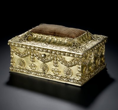 Cofre rectangular de plata dorada con tapa con bisagras y cojín de alfileres, del servicio de tocador Lennoxlove, propiedad de Frances Teresa Stewart, Duquesa de Richmond y Lennox: Francia, París, 1664 - 1665 o 1668 - 1669 de French School
