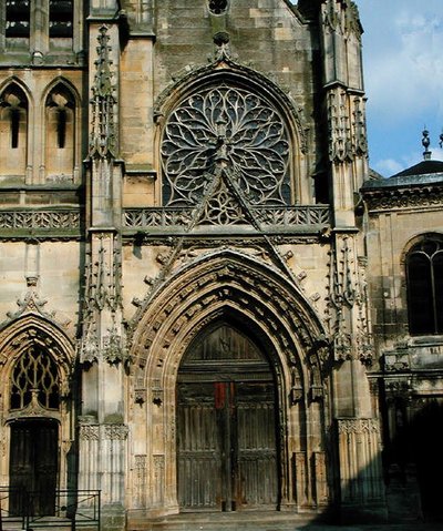Portal sur de la fachada oeste (Puerta Sur) de French School
