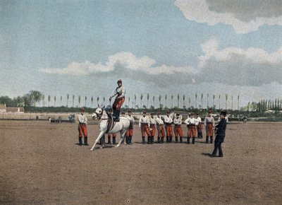 Escuela militar especial de Saint-Cyr (Saint Cyr), servicio interno: Acrobacia. Los jinetes de la sección ejercitan todas las acrobacias para hacerlos muy flexibles hasta que salten, con sus armas, sobre un paquete de caballos, galopando. En "Álbum militar de French School