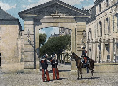 Escuela militar especial de Saint-Cyr (Saint Cyr), servicio interno: alumnos de infantería y caballería en gran uniforme de servicio (anterior). En “Álbum militar: escena de la vida del soldado” de French School
