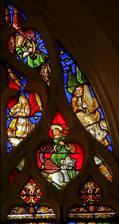 Santa Margarita y ángeles musicales con arpa, trompeta y órgano de French School
