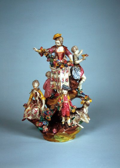 Estatuilla de mujeres y niños agrupados en una rocalla (faience) de French School