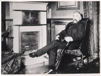 Stéphane Mallarmé (1842-98) sentado junto a la chimenea en su casa en la Rue de Rome, París de French School