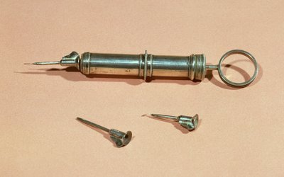 Jeringa inventada por Charles-Gabriel Pravaz (1791-1853) en 1853 con varias agujas de French School