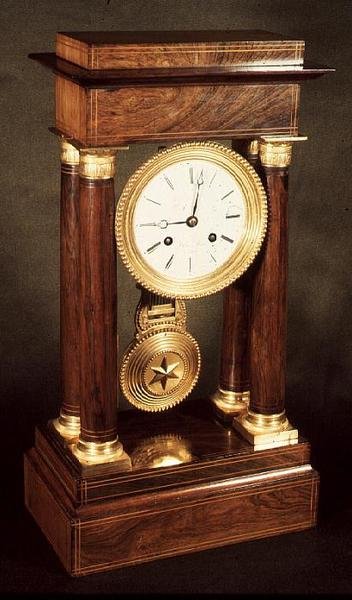Reloj de mesa, pilares y entablamento de madera pulida, francés, período del Primer Imperio, principios del siglo XIX de French School