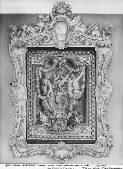 Tapiz del escudo de armas de la Familia Real Francesa con un marco de Luis XIV de French School