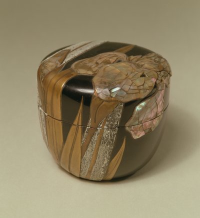 Tarro de té y tapa con diseño de planta floreciente en oro `Takamaki-e (incrustaciones de peltre y nácar sobre fondo de laca negra) de French School