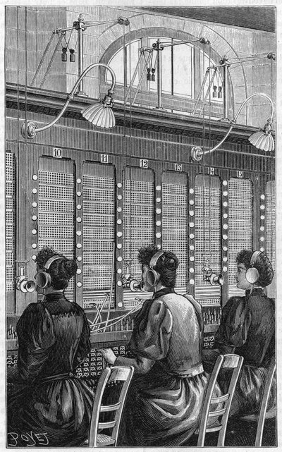Oficina telefónica de la rue Gutenberg en París en 1895. Sección de mesa múltiple de 240 suscriptores atendidos por 3 telefonistas. de French School