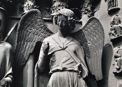 El Ángel con una Sonrisa, figura del parteluz del portal oeste de French School