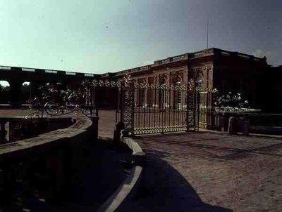 La entrada principal del Gran Trianón, c.1725 de French School