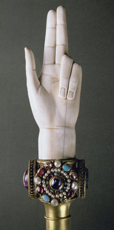 La Mano de la Justicia, del Tesoro de St. Denis (marfil y piedras preciosas) de French School