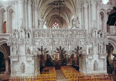 La nave e interior de la Iglesia Sainte-Madeleine, mostrando la pantalla decorada en estilo gótico flamígero por Jean Gailde entre 1508-17 de French School